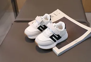 Détail de baskets pour bébé avec bride auto-agrippante à motif étoile et semelle antidérapante