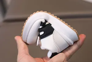 Gros plan montrant la flexibilité extrême et le cuir synthétique souple des baskets enfant