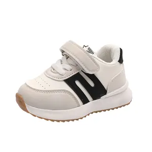 Chaussures de sport blanches pour enfants avec velcro et semelle en caoutchouc antidérapante