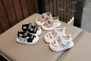 Trois paires de sandales pour bébé en noir, beige et marron avec protection panda