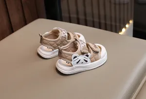 Détail de sandale bébé kaki avec patch panda, texture matelassée et velcro