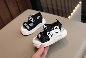 Détail de sandales panda pour bébé avec bout fermé et semelle blanche rembourrée