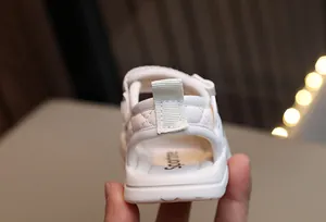Gros plan du talon de sandale blanche pour bébé avec texture matelassée et semelle épaisse