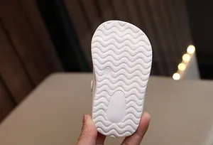 Gros plan sur la semelle antidérapante pour bébé avec texture ondulée et taille 15