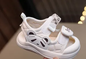 Détail de sandales bébé avec écusson panda et sangles Velcro réglables pour l'été