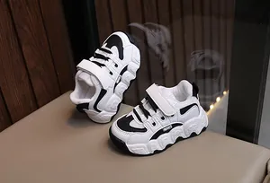 Λεπτομέρεια παιδικού αθλητικού παπουτσιού με πλέγμα που αναπνέει και λουράκι βέλκρο