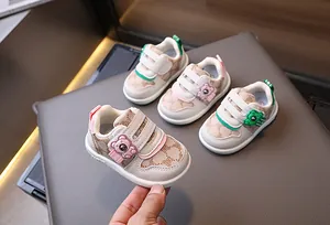 Dettaglio scarpe neonato con orsetto 3D e doppia chiusura a strappo in velcro