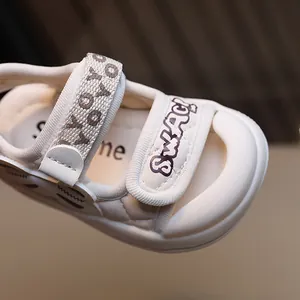 Sandales pour bébés blanc crème à bout fermé avec double fermeture velcro et broderie