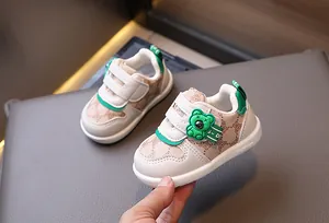 Dettaglio scarpa beige per bambini con motivo a orsetto e pratica chiusura a strappo