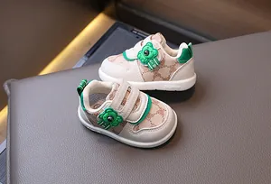Dettaglio di scarpe per neonati con stampa orsetto e chiusura a velcro in beige