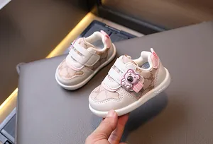 Dettaglio scarpa per neonati con orsetto viola 3D e suola morbida alla moda