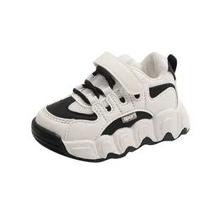 Αναπνεύσιμα παιδικά sneakers σε μαύρο-άσπρο με σκρατς και κυματιστή σόλα