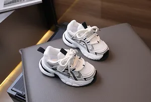 Λεπτομέρεια από παιδικά mesh dad sneakers με βέλκρο και χοντρές αντικραδασμικές σόλες