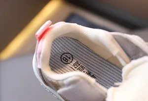 Dettaglio della fodera in mesh traspirante e della soletta delle scarpe per bambini