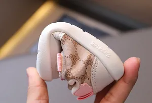 Suola morbida e flessibile per scarpe da primi passi che mostra alta durata e piegatura