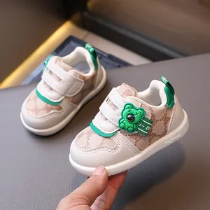 Scarpe velcro per bambini beige e marroni con grazioso accessorio orso 3D verde