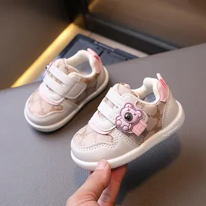 Sneakers per bambini con suole morbide, ecopelle color crema e simpatici motivi a orsetto