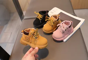 Details von Baby-Stiefeletten mit rutschfesten Gummisohlen und praktischen Reißverschlüssen