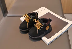 Detailansicht der schwarzen Kleinkind-Boots mit Seitenreißverschluss und Gummisohle