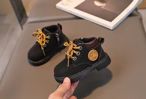 Detail von Baby-Herbststiefeln mit Reißverschluss und Metalllogo mit Hasenmotiv