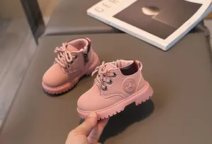 Details von rosa Kleinkinderschuhen mit Schnürung, Seitenreißverschluss und rutschfester Sohle