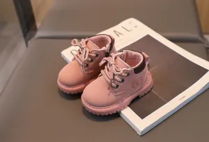 Detail der rosa Baby-Stiefel mit Reißverschluss und robuster Gummisohle