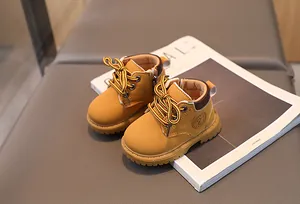 Detailansicht der gelben Baby-Boots mit Reißverschluss und robuster Gummisohle