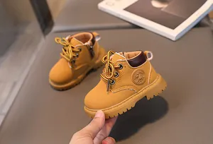 Detailaufnahme gelbe Baby-Boots mit weicher Gummisohle und Reißverschluss