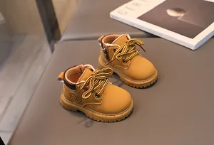 Detailansicht der gelben Kleinkinderschuhe mit strukturiertem Leder und Gummisohle