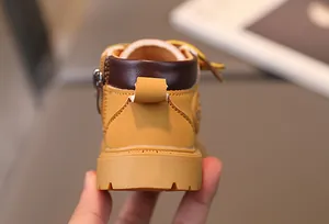 Makroaufnahme von Kinder-Lernlaufschuhen mit Reißverschluss und rutschfester Gummisohle