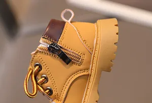 Detailansicht der Kinder-Arbeitsstiefel mit praktischem Reißverschluss und Gummisohle
