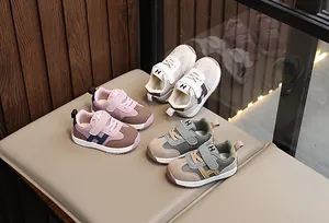 Dettaglio delle suole in gomma antiscivolo e cuciture su scarpe da neonato