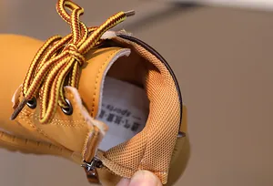 Detailansicht gelbe Babystiefel mit atmungsaktivem Futter, weicher Sohle und Metallreißverschluss