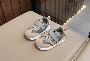 Dettaglio di scarpe per neonati in mesh verde oliva con chiusura a velcro facile