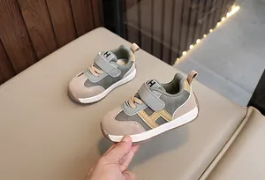Dettaglio di scarpe per neonati con inserti in mesh e chiusura a strappo regolabile
