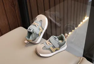 Dettaglio di sneakers per neonati con cinturino in velcro e design patchwork