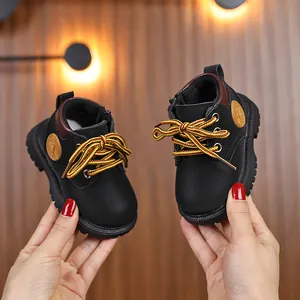 Leichte Kleinkinder-Stiefel aus schwarzem Matten Leder mit rutschfester Gummisohle