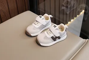 Dettaglio di scarpe da ginnastica per bambini con rete traspirante e cinturino velcro