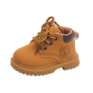 Klassische gelbe Kleinkinder-Stiefeletten mit rutschfesten Gummisohlen für den Herbst
