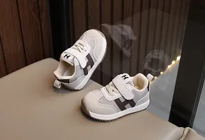 Dettaglio di scarpe retrò per bambini con chiusura a strappo e suole in gomma