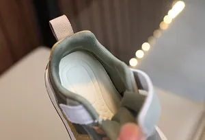Fodera in mesh traspirante e soletta ammortizzata di scarpe sportive per bambini