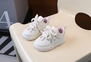 Scarpe casual per bambini in beige e rosa con ciondolo a cartone animato e cuori