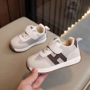 Sneakers per neonati con suole antiscivolo e velcro con logo H in beige e grigio