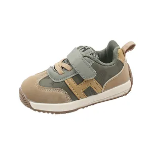 Scarpe sportive per bambini verde e beige con suola antiscivolo e chiusura a strappo