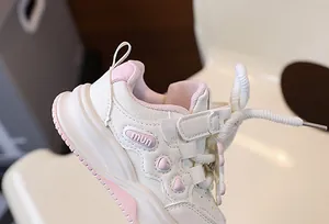 Dettaglio di scarpe sportive per bambini con cuore rosa e suola in gomma resistente