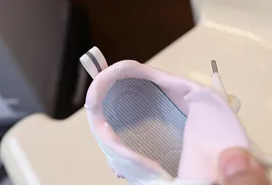 Dettaglio scarpa sportiva bimbi rosa con soletta traspirante e cinturino posteriore riflettente
