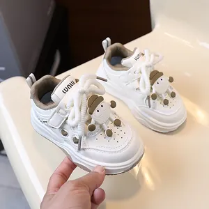 Scarpe casual bianche per bambini con cuori traforati e simpatica mascotte a pecora