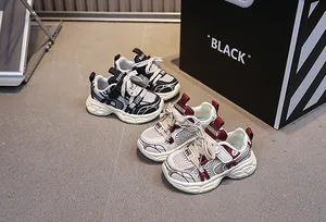 Dettaglio della maglia traspirante e suola antiscivolo su scarpe sportive per bambini