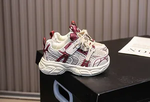 Dettaglio sneaker per bambini in mesh traspirante con velcro e suola spessa antiscivolo