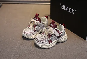 Dettaglio macro del tessuto a rete traspirante e della punta rinforzata delle sneaker bambino